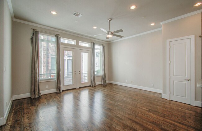 Building Photo - Beautiful 3-story House In the Heart of Ho...