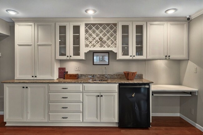 Building Photo - Move In Ready! 5 bedroom 3.5 bath near Was...