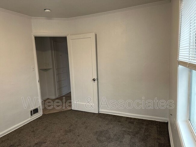 Building Photo - 2564 Porter Ave