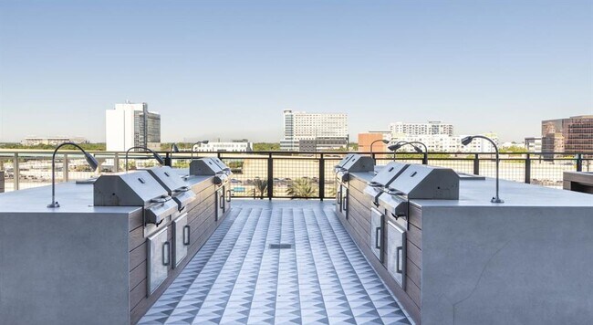 Building Photo - 434 N Orange Ave