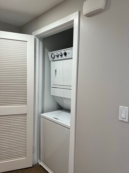 Building Photo - 411 W Seaside Way