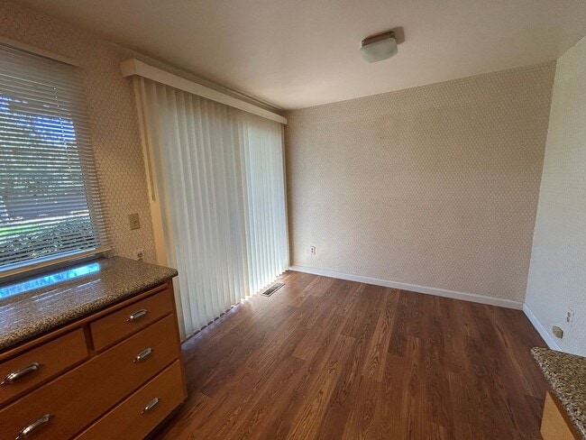Building Photo - 6589 Meadowridge Dr