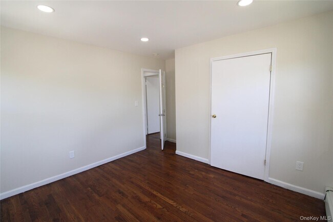 Building Photo - 523 Hawthorne Ave