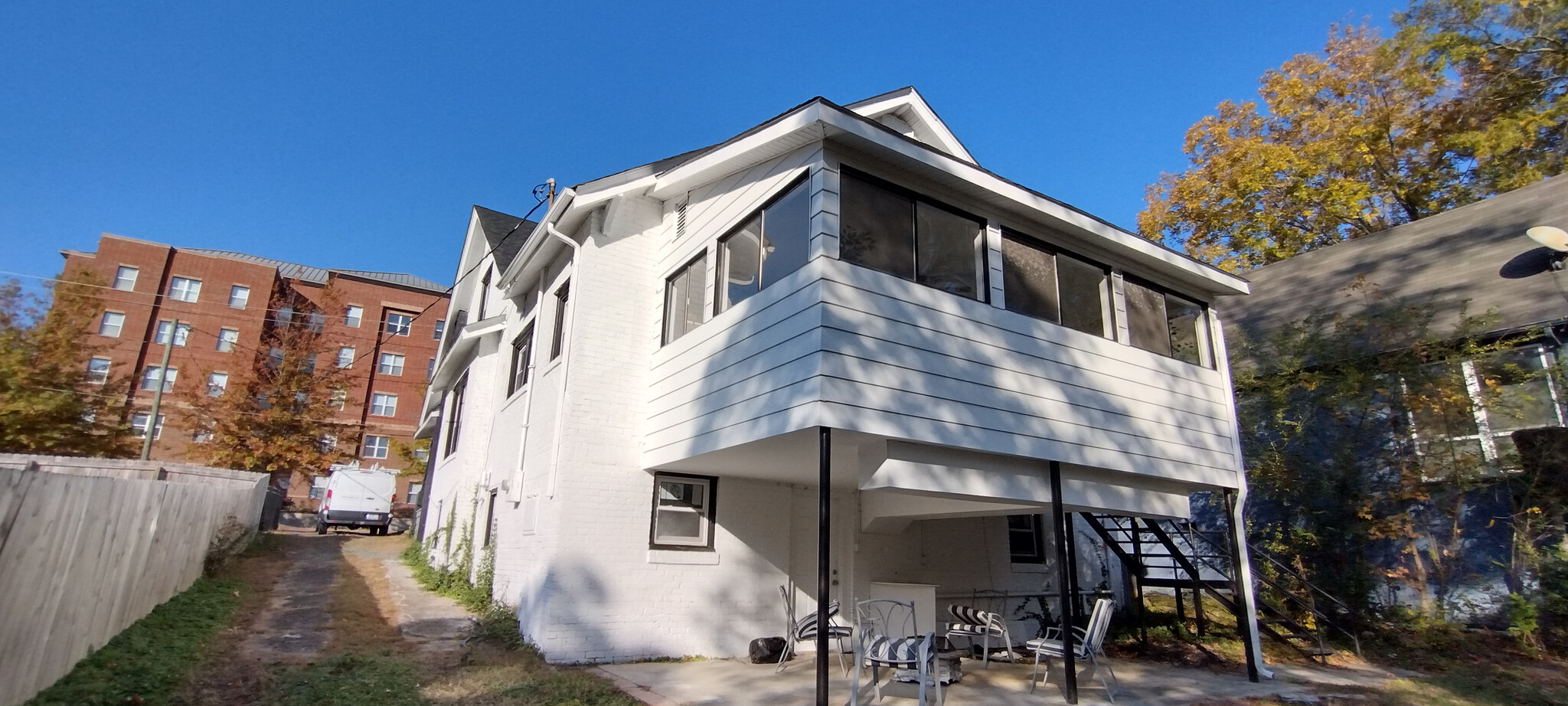 Building Photo - Room in House on Formosa Ave