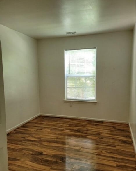 Building Photo - 1302 Commons at Kingswood Dr