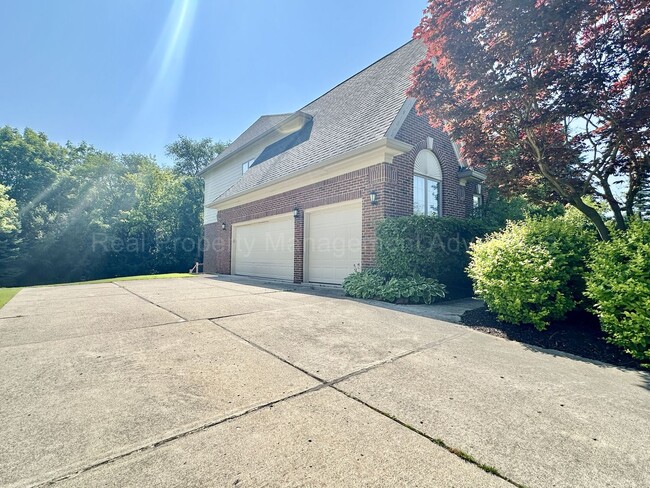 Building Photo - Spacious 4-Bed Colonial in Troy’s Stone Ha...