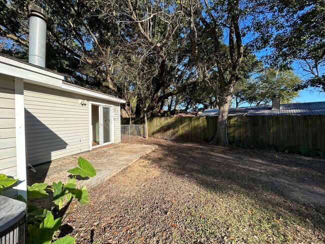 Building Photo - Spacious 2 bedroom! BRAND NEW PAINT AND FLOORING