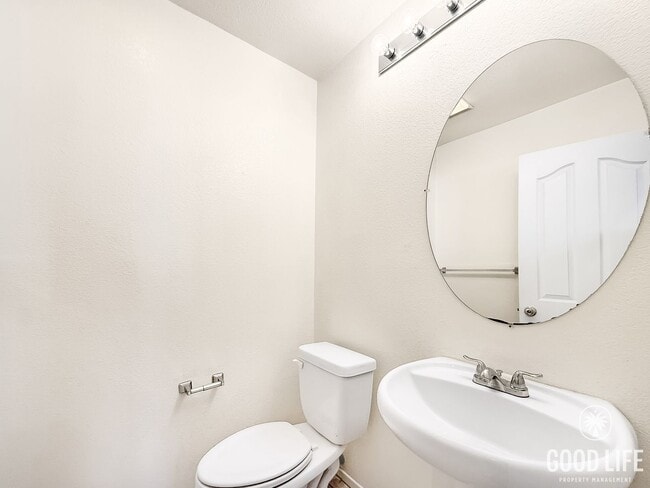 Building Photo - Modern 3-Bedroom Home with Backyard, Beaut...