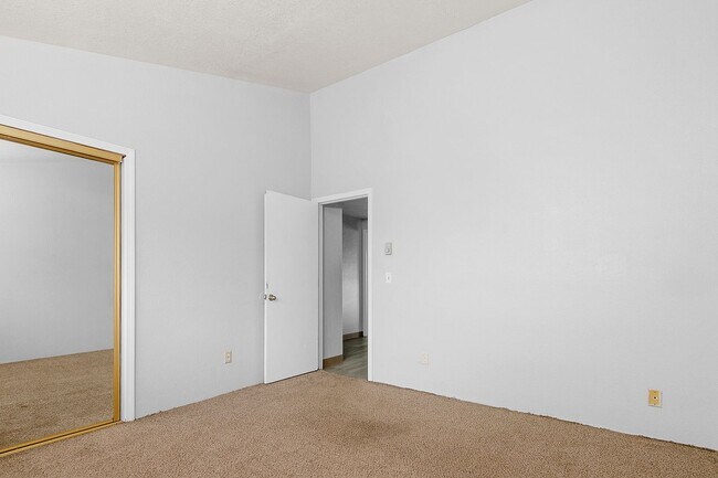 Building Photo - 2bed, 1.5 bath Duplex with Garage & Fenced Yard!