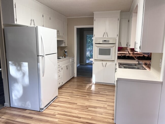 Building Photo - 105 Thistledown Trail