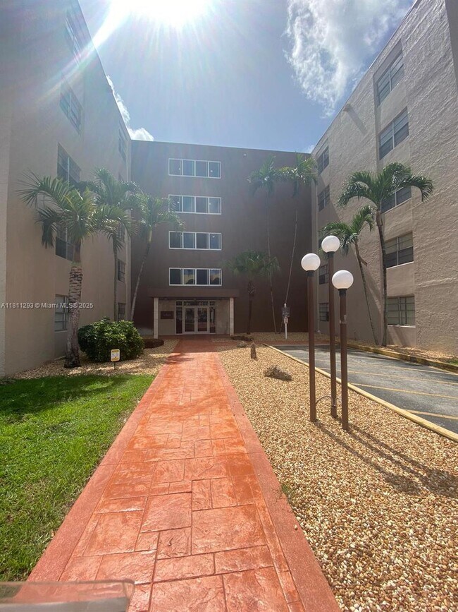 Building Photo - 6960 Miami Gardens Dr