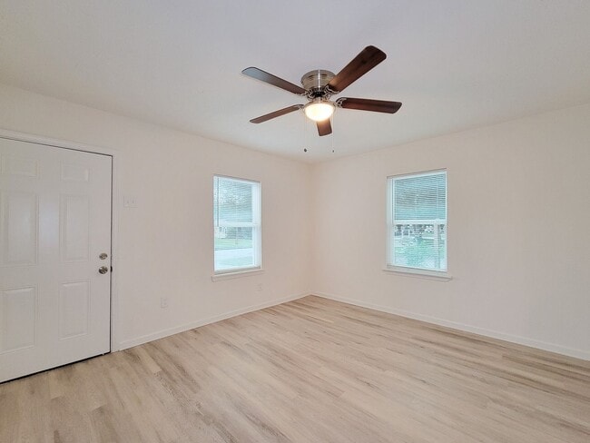 Building Photo - BEAUTIFUL REMODELED 3 BEDROOM 2 BATH WITH ...