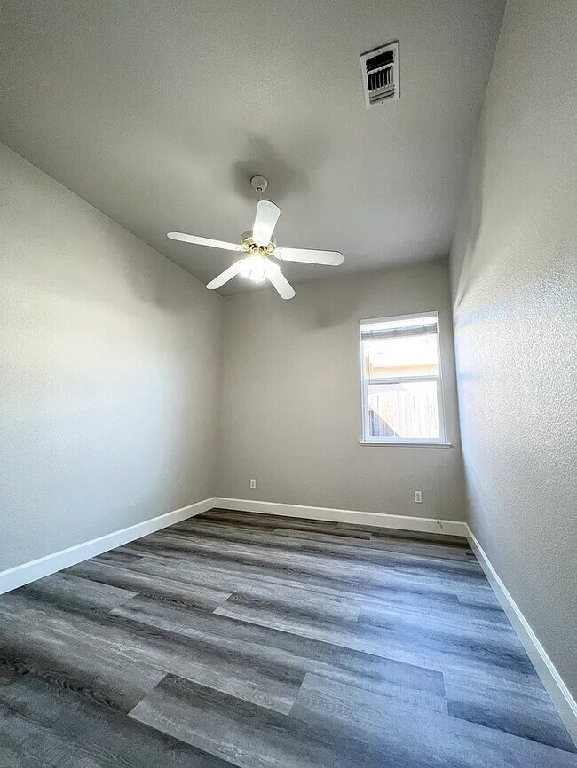 Building Photo - Stunning 4 bedroom 2 bathroom home in Linc...