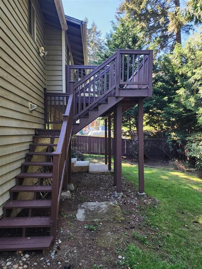 Building Photo - **PENDING APPLICATION**Beautiful 3 Bed 1.5...