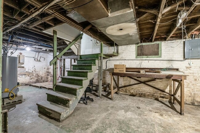 Building Photo - NEW LISTING! 4 BEDROOM HOME **2ND MONTH RE...