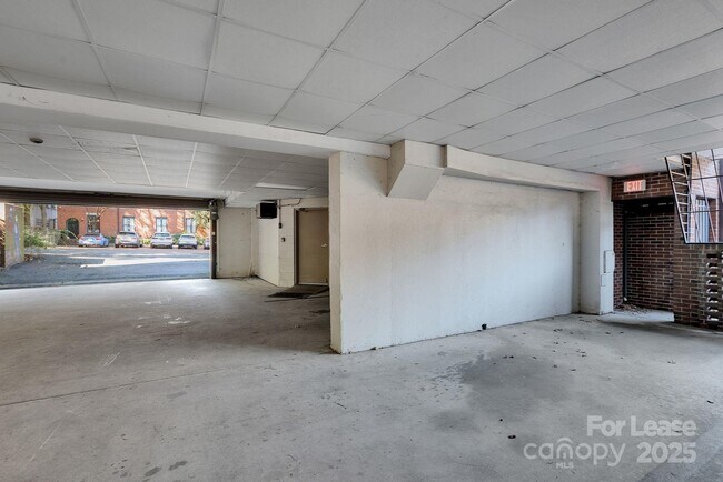 Building Photo - 224 N Poplar St