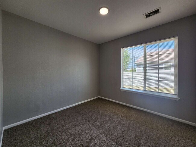 Building Photo - Great 3 Bed Ranch Style Home In Green Valley Ranch Neighborhood