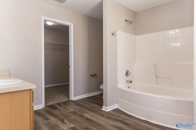 Building Photo - 138 Whitestone Dr NE