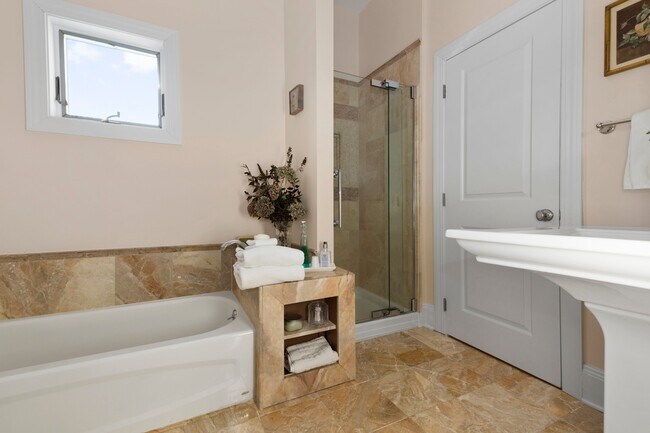 Building Photo - 272 Downs Path