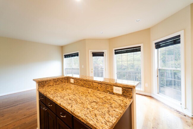 Building Photo - Stunning Centreville Townhome With Excellent Commuter Access