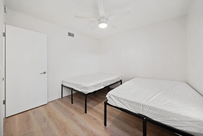 Building Photo - Fully remodeled luxury 3 bedroom 2 bathroom home with 2 car garage