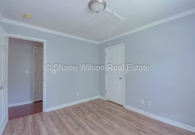 Building Photo - 530 Mount View Dr