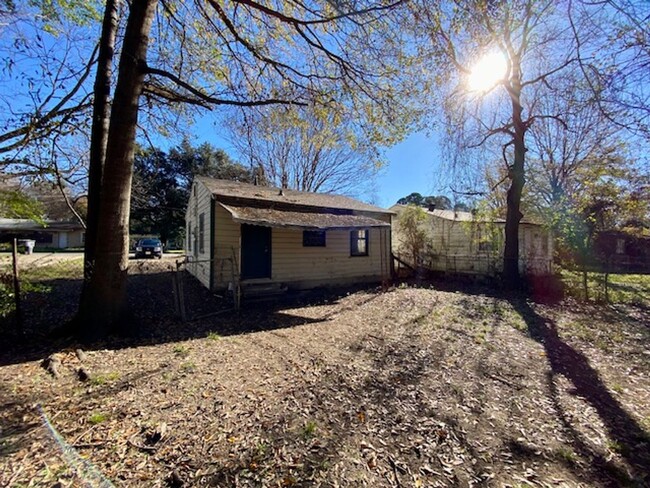 Building Photo - Rent to Rent! 2 Bedroom 1 Bath Home in Sun...