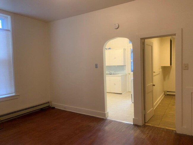Building Photo - 1st Floor 1 Story 1 Bedroom 1 Bathroom Apa...