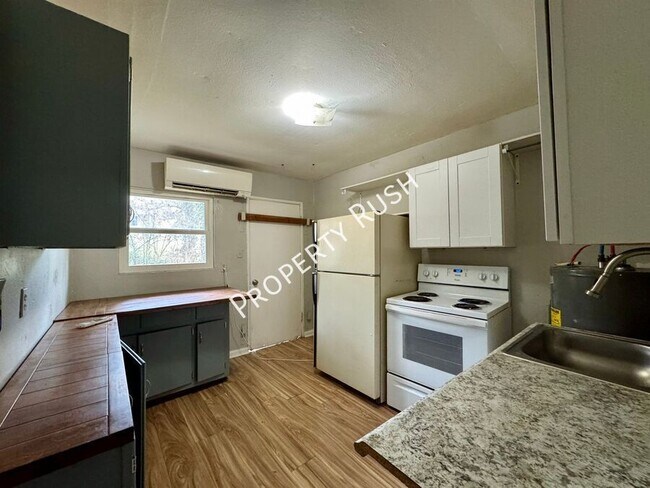 Building Photo - 708 W 47th St