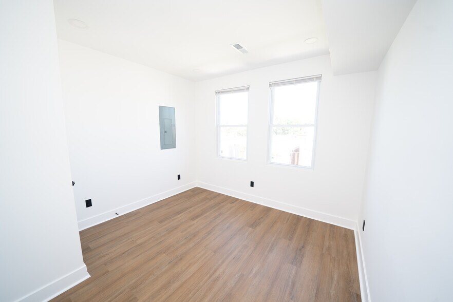 Building Photo - 4927 Catharine St