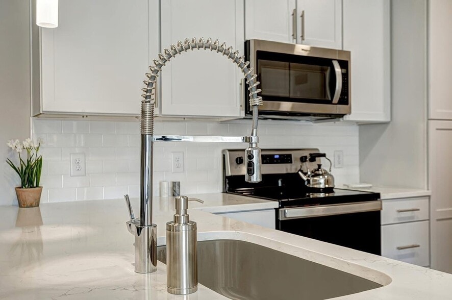 Kitchen - Clear Creek Springdale Apartments