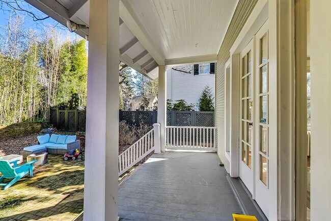 Building Photo - Palisades, NW Washington, DC - Beautiful 4...