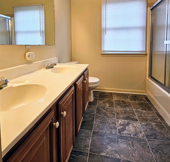 Building Photo - 88 Robinhill Dr