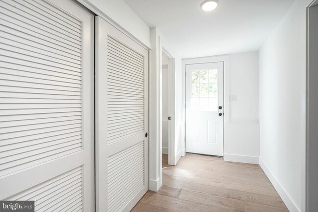 Building Photo - 316 Farmdale Rd