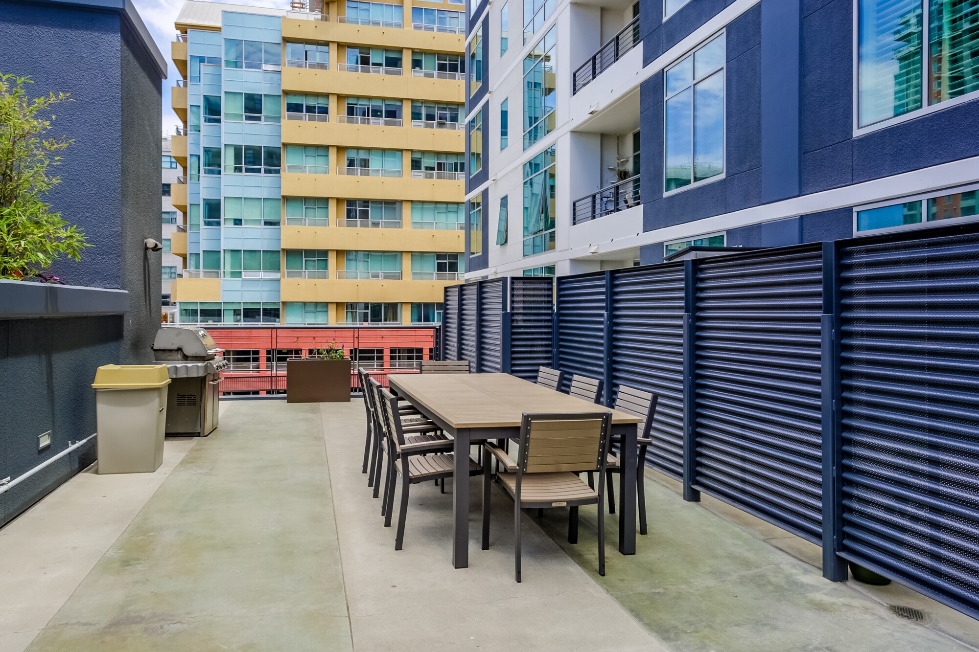 BBQ AREA 8TH FLOOR - 425 W Beech St