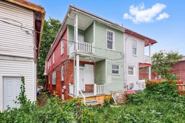 Building Photo - Spacious 3 Bedroom, 1.5 Bathroom with large Porch and Backyard