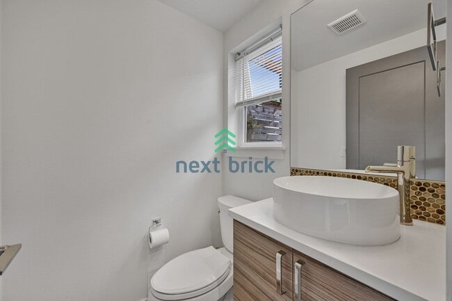 Building Photo - Stunning 3-Bed, 2.5-Bath Townhome in West ...