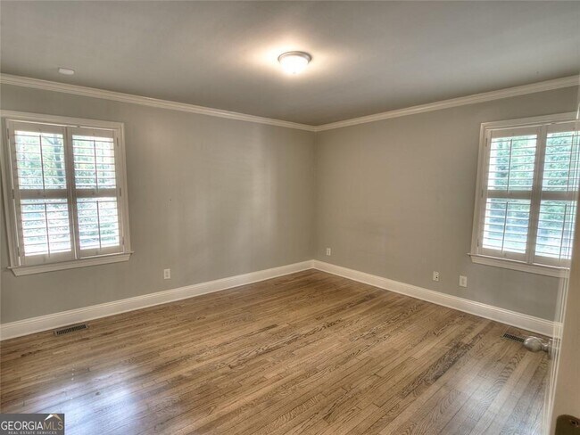 Building Photo - 5575 Lake Forrest Dr NW