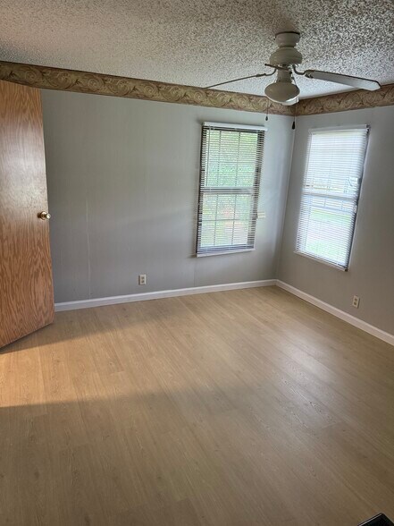 Building Photo - 970 Whippoorwill Way