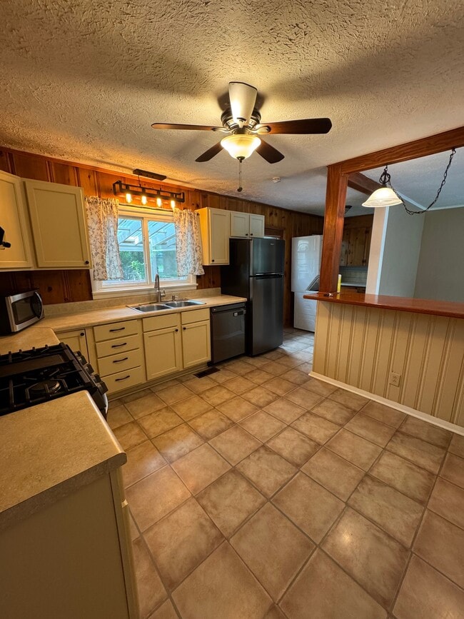 Building Photo - 4011 Longwood Dr