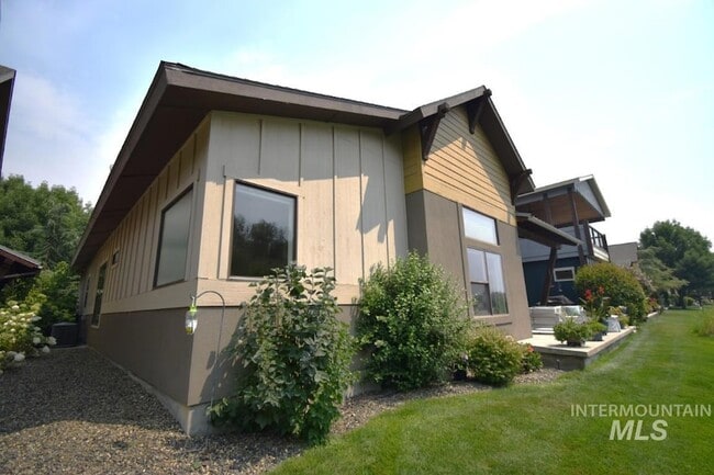 Building Photo - 1193 E Lone Shore Dr