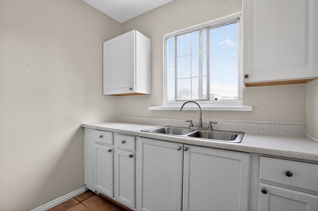 Building Photo - Charming 3BR Duplex in Los Angeles