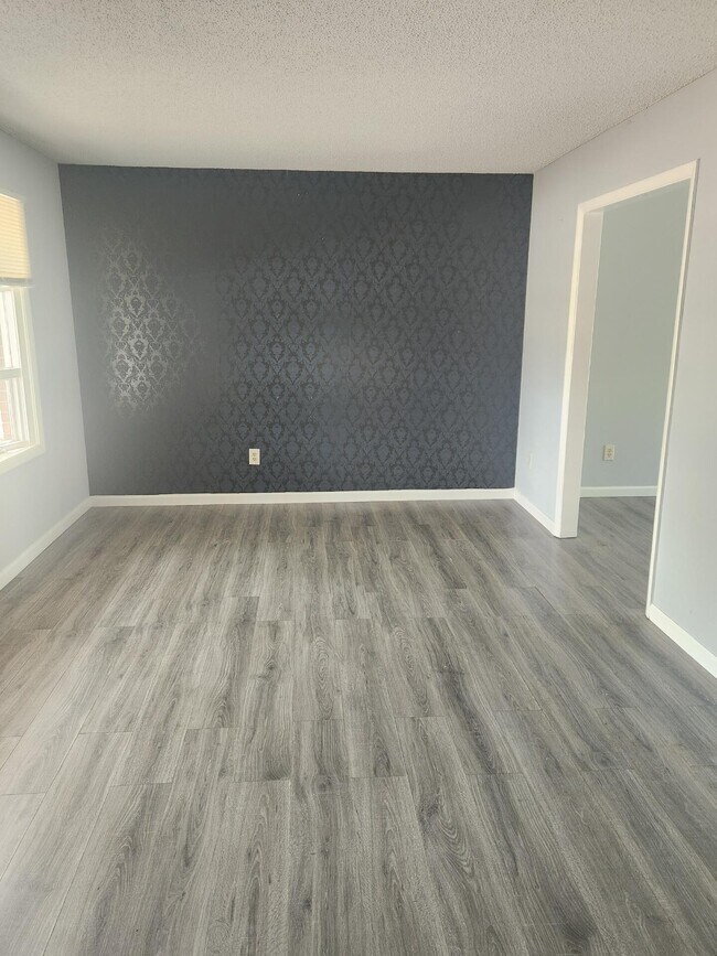 Building Photo - 822 Ronson Ave