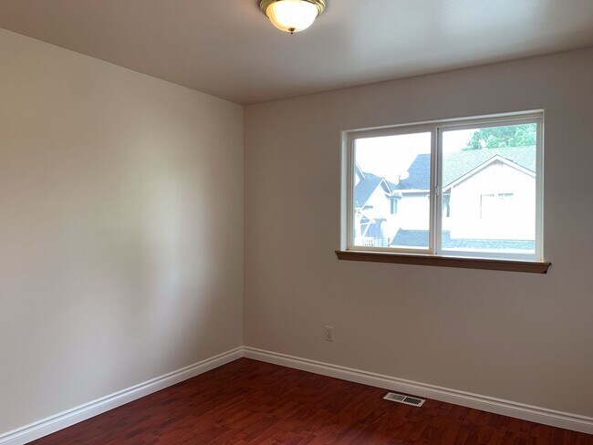 Building Photo - Split Level 4-bedroom, 3-bathroom Home in ...