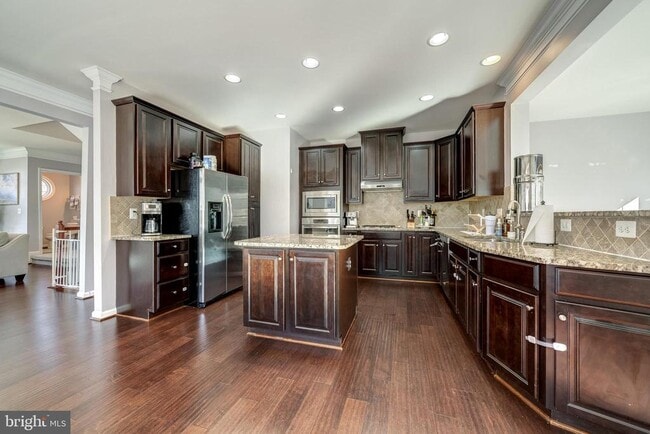 Building Photo - 25850 Clairmont Manor Square