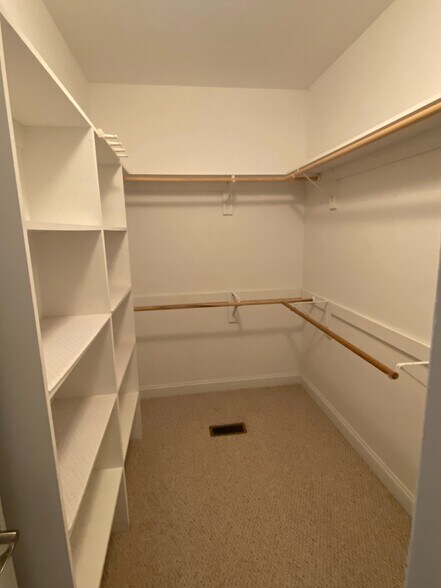 Building Photo - 4903 Pebble Beach Cir N