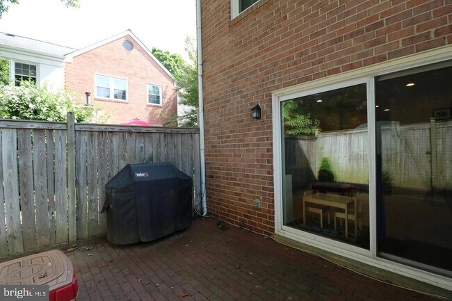 Building Photo - 748 Azalea Dr
