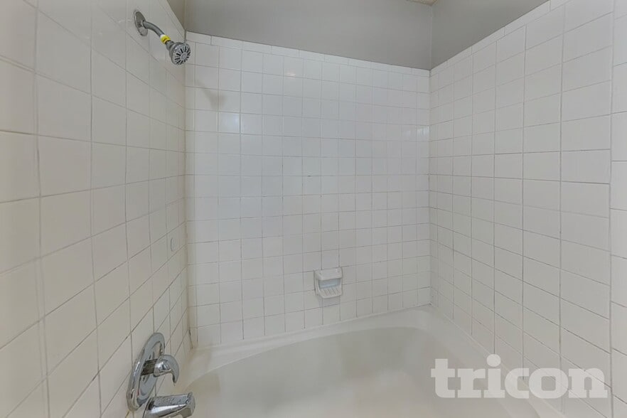 Building Photo - 5815 Brambletree St