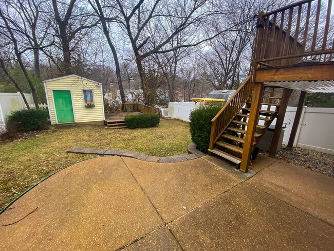 Building Photo - This classic 3 bedroom 2 bath Webster home features a front porch, large deck off the kitchen for...