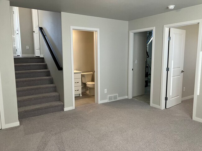 Building Photo - 3 Bed 3 Bath Twin Home